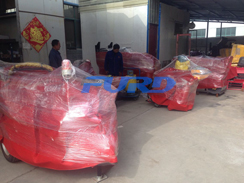 福瑞得機(jī)械座駕壓路機(jī)、大容量灌縫機(jī)，小型灌縫機(jī)包裝完畢準(zhǔn)備發(fā)貨